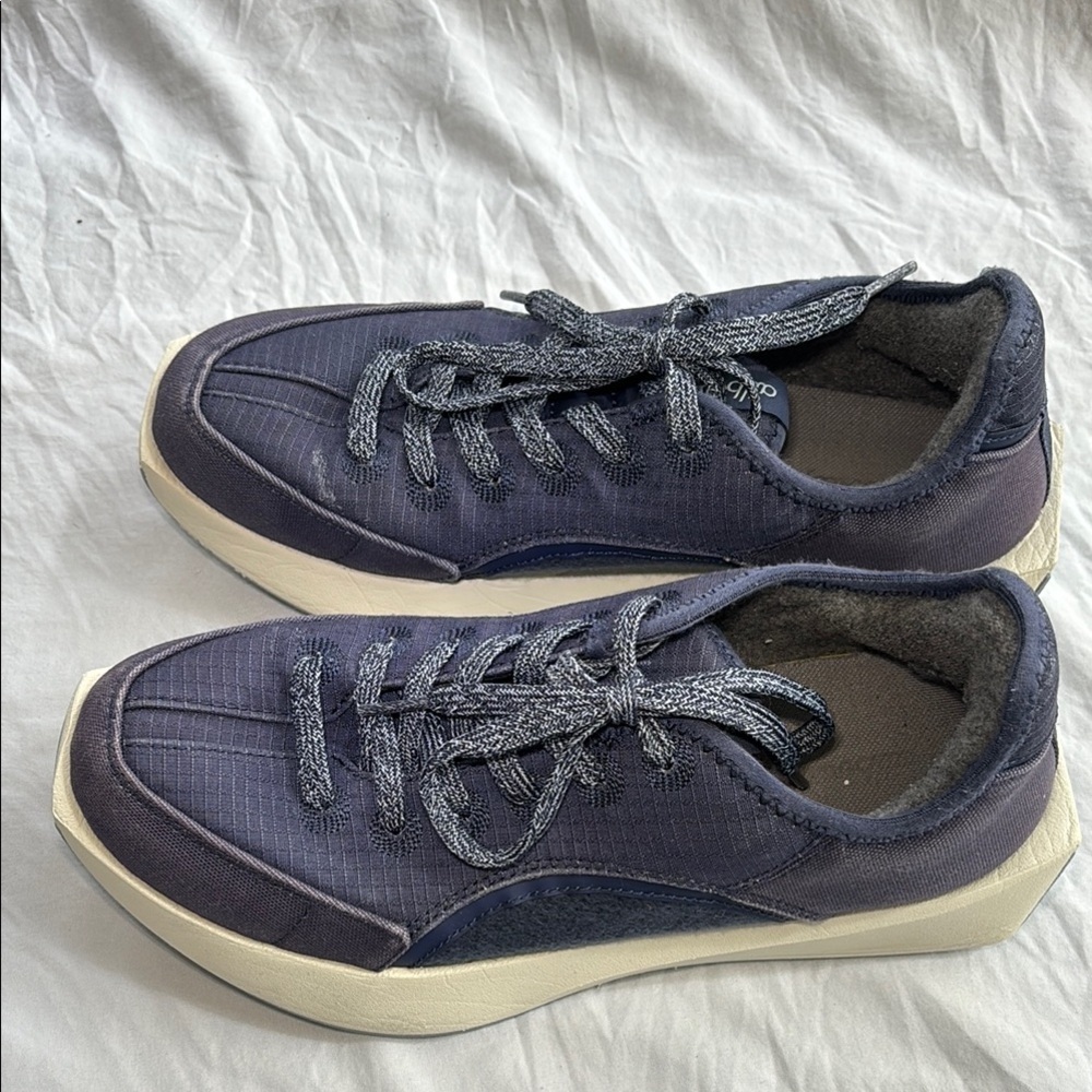 Women’s size 9‎ Allbirds Blue and White Sneakers with Versatile Style - Picture 4 of 10